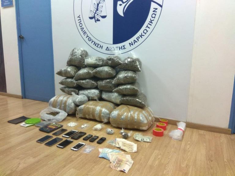 Εξαρθρώθηκε σπείρα που προμήθευε με κάνναβη και κοκαΐνη τις «πιάτσες» της Αττικής (εικόνα)